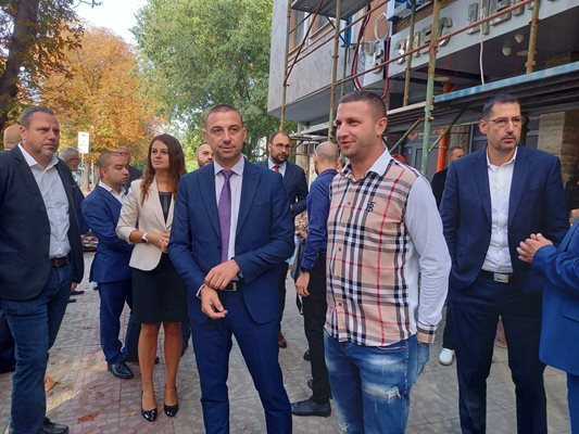 Временният шеф на партията Димитър Колев е на първа линия, най–вдясно е Иван Тотев. Снимки: Ваня Драганова