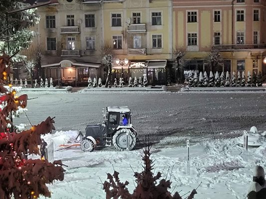 Цяла нощ чистят снега в Разлог и селата за големия празник Бабинден.