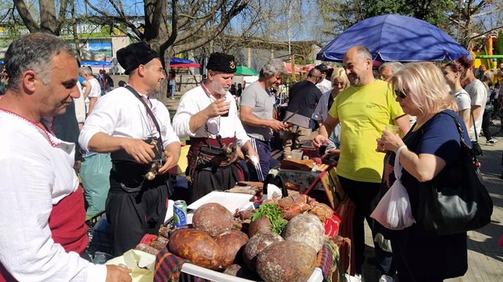 Празникът на цалапишкия бабек събра хиляди в прочутото пловдивско село.