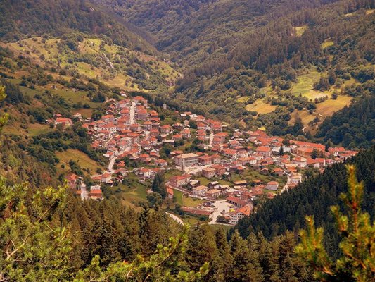 Родопското село Фотиново, сгушено в Северозападните Родопи над Батак.