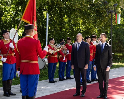 Черногорският президент Яков Милатович посрещна Румен Радев в историческата столица Цетине.

СНИМКА: ПРЕССЛУЖБА НА ПРЕЗИДЕНТА