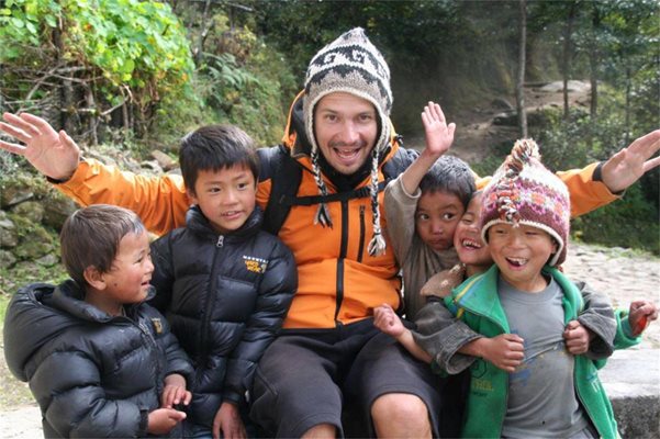 Тв водещият в Непал след 100-километров преход се снима с група деца, които викат с него “зеле”.