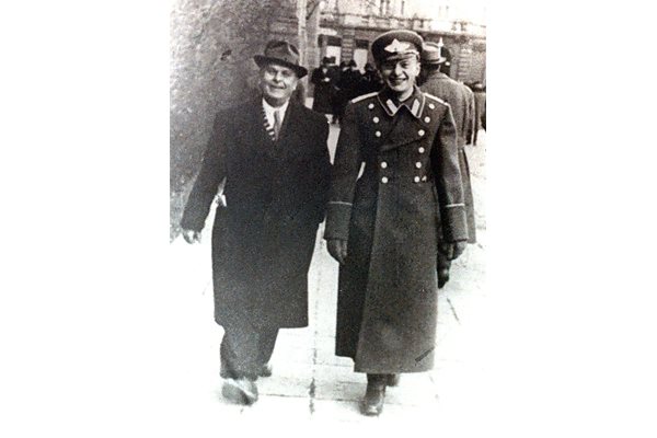 3 март 1944 г. Дянко Марков, току-що е прооизведен в първи офицерски чин - подпоручик, с баща си Георги край царския дворец в София.