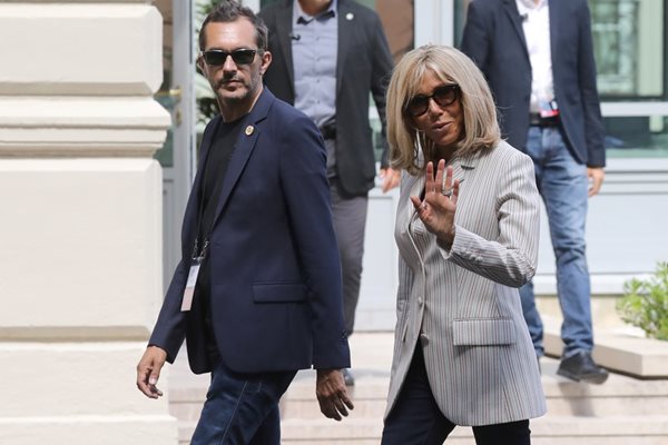 Бриджит Макрон - съпругата на френския президент, се разхожда със съветниците си. Снимки: Ройтерс