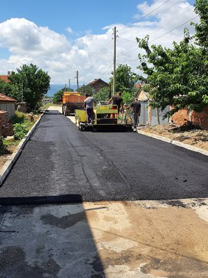 В общината ударно се асфалтират улици със собствена техника