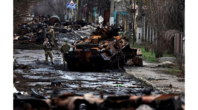 Украински военни оглеждат разрушенията в Буча СНИМКА: Ройтерс