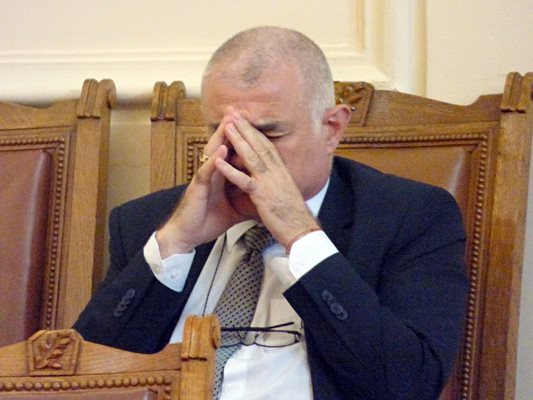 Социалният министър Георги Гьоков бе особено емоционален в състоянията си, докато депутатите дебатираха по бюджета за пенсии и социални плащания.