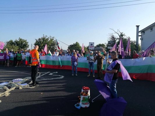 Противоградни ракети и въдици изкараха протестиращите. Наредиха домати и праскови, напомняйки, че градушка може да ги унищожи. Снимки: 24 часа