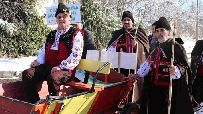 Петров се повози на каруца / Снимки: Областна администрация - Русе