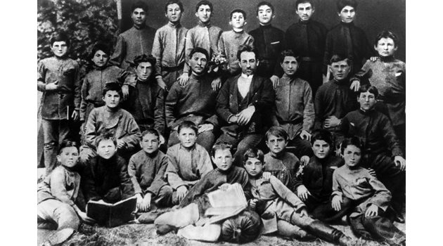 Йосиф Сталин (най-горе в средата) като ученик в началното училище.
СНИМКА: ГЕТИ ИМИДЖИС