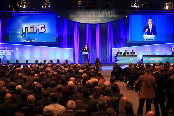 Цветанов отчете 4-те години от миналата конференция на ГЕРБ. За това време членовете на партията са се увеличили от 54 000 на 78 000.