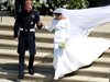 Британската преса обяви сватбата на принц Хари за триумф на монархията (Галерия)