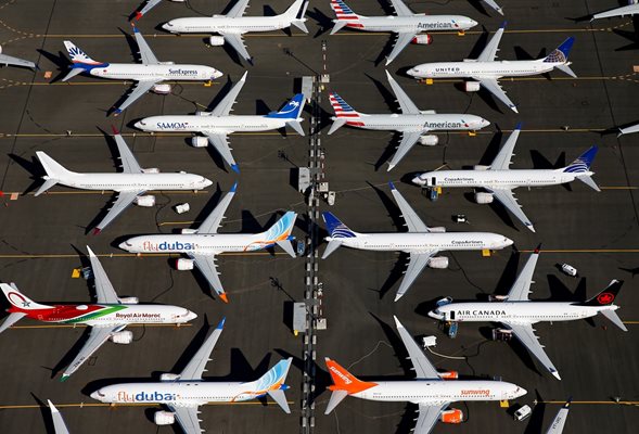 "Боинг 737 Макс" - последната версия на най-продавания в света пътнически самолет, бе заземен след 2 фатални катастрофи.