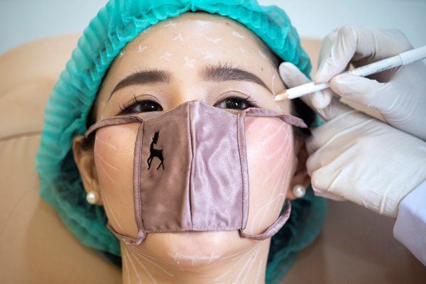 Клиника в Тайланд предлага мини маски за лице за разкрасителни процедури СНИМКИ: РОЙТЕРС