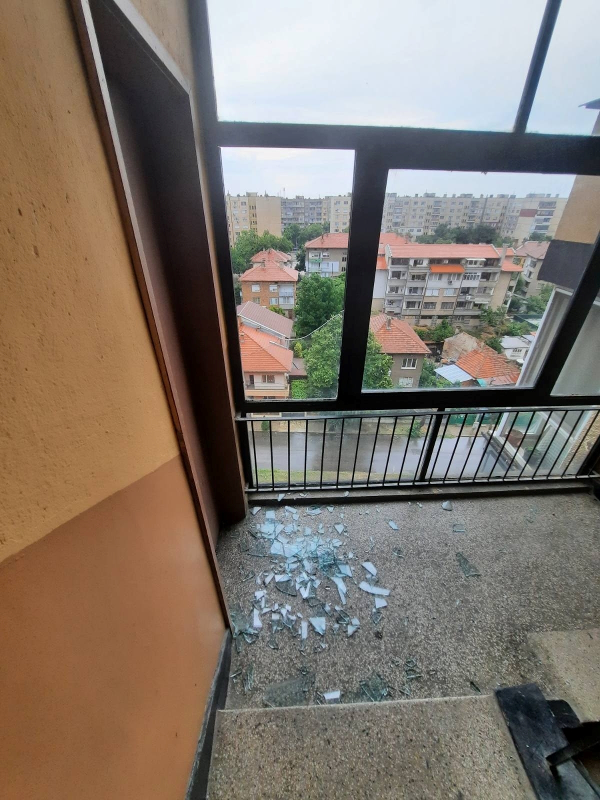 Невзривена противоградна ракета падна на тераса на блок във Видин (Снимки)