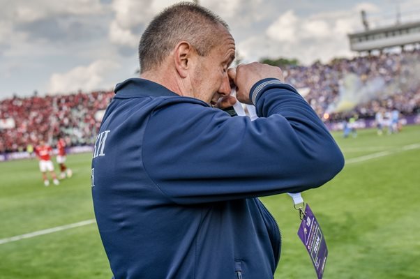 15 май 2022 г. - Мъри Стоилов плаче от щастие, “Левски” току-що е бил ЦСКА и е спечелил трофей за първи път от 13 години.

СНИМКИ: LAP.BG