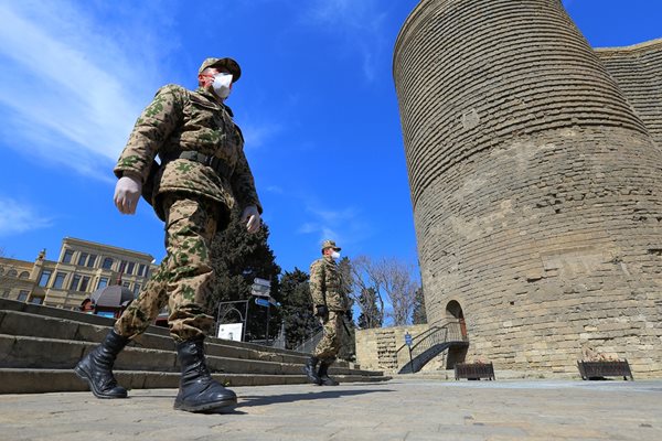 Военни обикалят улиците на Баку преди 2 години.