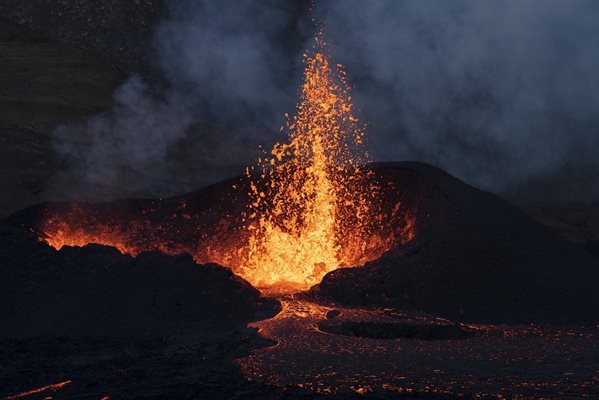 Вулканът Стромболи изригна (Видео)
