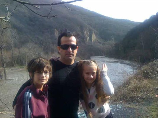 Дани Милев с децата си.