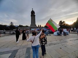 Граждани на София излязоха на протест, за да бранят паметника на Съветската армия Снимка: Георги Кюрпанов-Генк