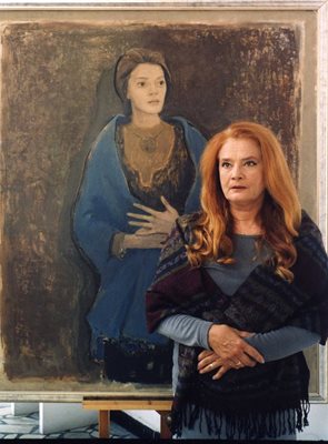 Виолета Гиндева пред портрета си като Катерина във филма "Князът", рисуван от художника Найден Петров.