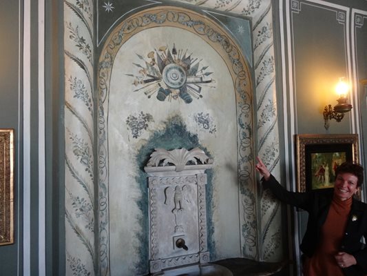 Екскурзоводката Албена Борисова показва реставрирана алафранга на фонтана, от който е бликала гюлова вода и е ароматизирала хола.