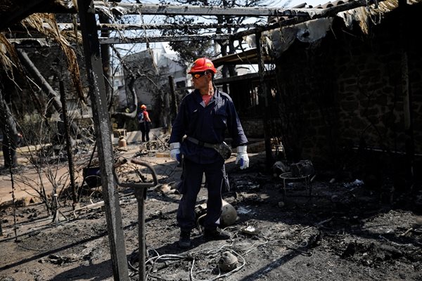 Пожарникари претърсват всяка къща, с надеждата, че няма да открият вътре още обгорени тела.