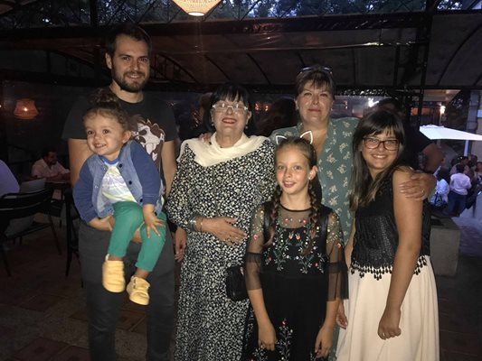 Дариана Генова с децата и внуците си