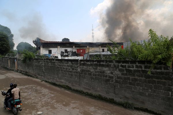 Пожар в столицата на ДР Конго през изминалата нощ е унищожил хиляди машини за гласуване СНИМКИ: РОЙТЕРС
