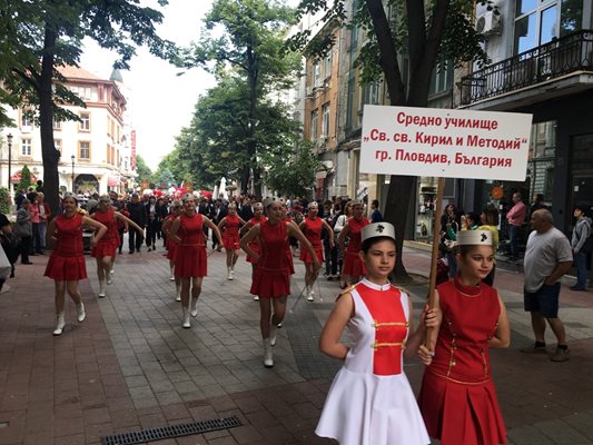 Мажоретки предвождаха дългото шествие в Пловдив.