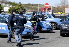 Италиански полицаи спират коли в Рим за проверка къде отиват в карантината.