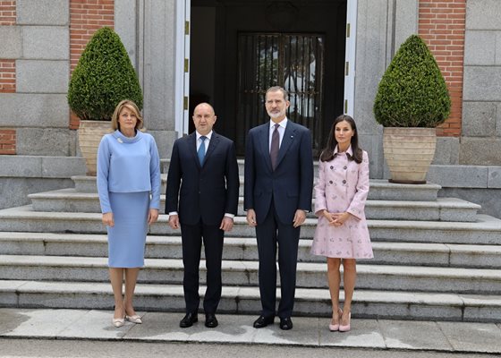 Кралската двойка и президентът Радев със съпругата му Десислава пред двореца в Мадрид.