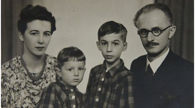 Семейна снимка със съпругата Ирина и синовете Владимир и Братислав.