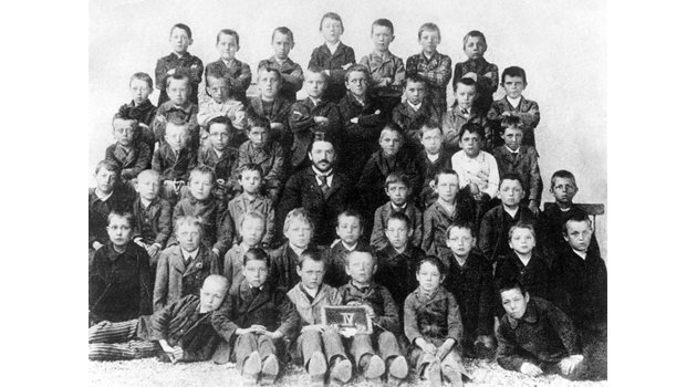 Адолф Хитлер (най-горе в средата) в началното училище.
СНИМКА: ГЕТИ ИМИДЖИС