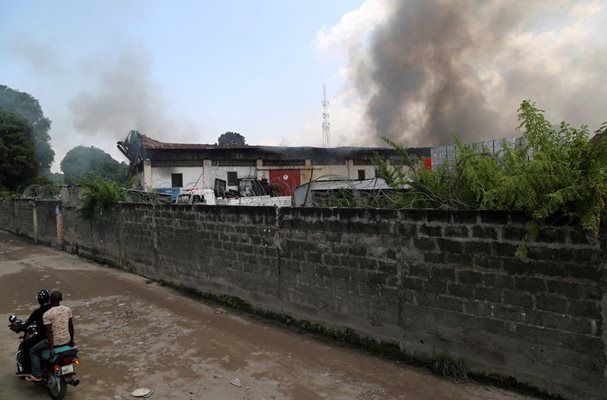 Пожар в столицата на ДР Конго през изминалата нощ е унищожил хиляди машини за гласуване СНИМКИ: РОЙТЕРС