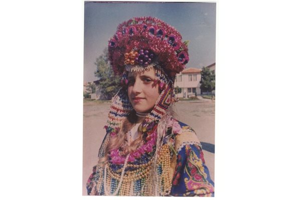 Торбешка невеста в традиционна носия. На снимката, правена преди години, е Мирсада от Подгорци. При една от експедициите си Мангалакова я открива - вече зряла жена.