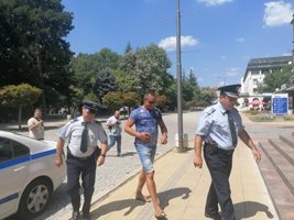 "Мръсна, гадна, долна клевета", заяви при влизането си в сградата на полицията главният архитект на община Кърджали Делин Запартов. СНИМКА: НЕНКО СТАНЕВ