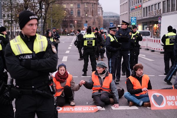 "Последно поколение" блокира трафика в Мюнхен. Снимка: Туитър