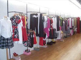 Забраняват на големите търговски вериги да унищожават дрехите, които не са продали