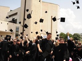 Целта на повечето млади българи е диплома за висше образование.
