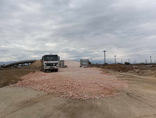 Вече над година се бави строежът на надлеза, а крайните срокове постоянно се променят.