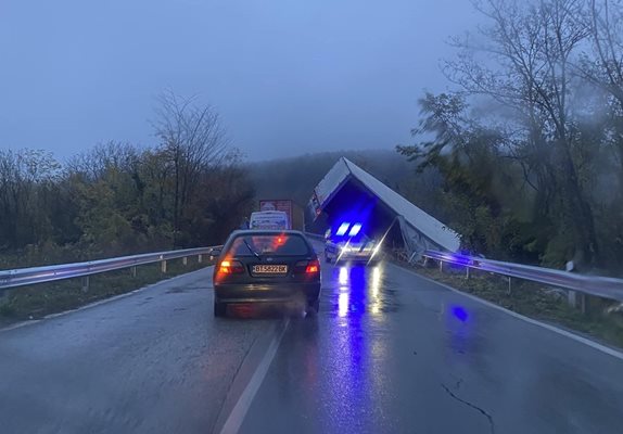 Катастрофа между два тира затвори пътя София-Варна край село Балван

Снимка: Фейсбук/ Дивотия до шия във Велико Търново/ Мариана Димитрова