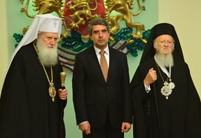 Патриарх Неофит (вляво) присъства на церемонията на която Вселенският патриарх Вартоломей І  получи най-високото отличие - орден "Стара планина".