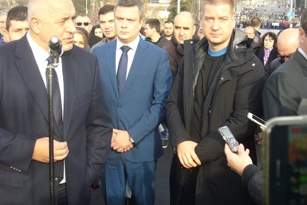 Премиерът Бойко Борисов /вляво/ поздрави старозагорци за обновения им надлез и си тръгна, без дори да дочака водосвета за откриването на обекта.