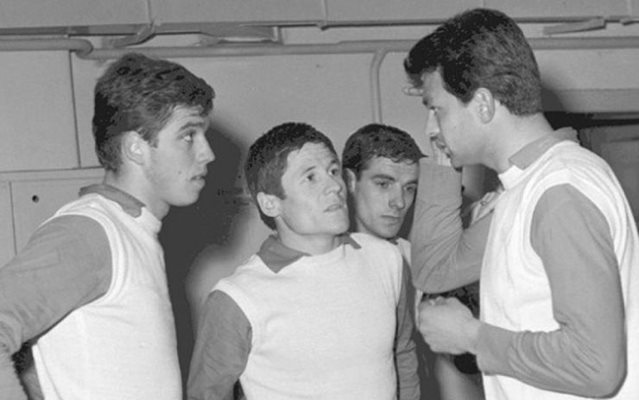 Дерменджиев (в средата) бе част от златна генерация на българския футбол, заедно Аспарухов (вдясно) и Бонев (вляво). Снимка Архив