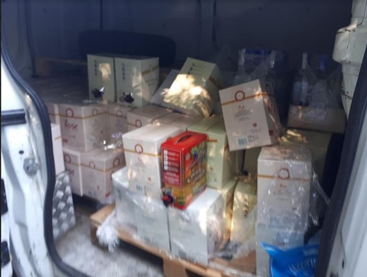Служители на ГД „Гранична полиция“ извършват претърсване и изземване на три адреса във връзка с откритите днес близо 800 литра нелегален алкохол. Снимки: Гранична полиция