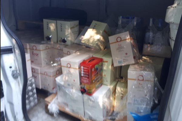 Служители на ГД „Гранична полиция“ извършват претърсване и изземване на три адреса във връзка с откритите днес близо 800 литра нелегален алкохол. Снимки: Гранична полиция