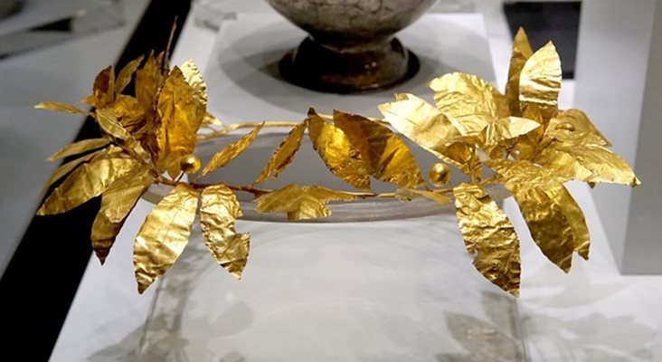 Златен венец с лаврови клони е част от колекцията.