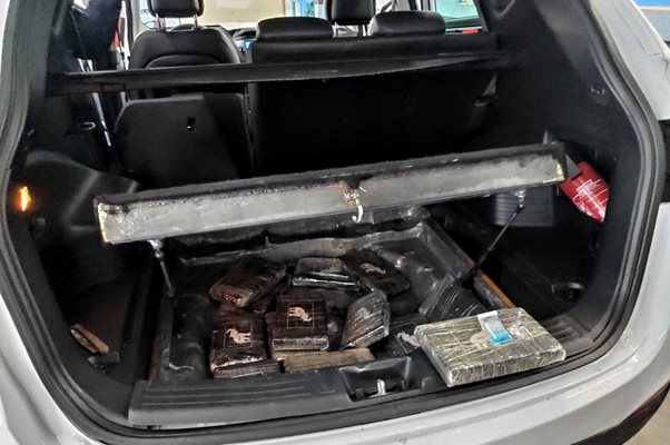 Пакетите с кокаин са открити в тайник в багажното на автомобила. Снимка: АП