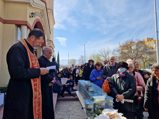 Отец Теодосий благослови ритуалната храна на Благовещение, когато миряните в "Тракия" също получиха риба.